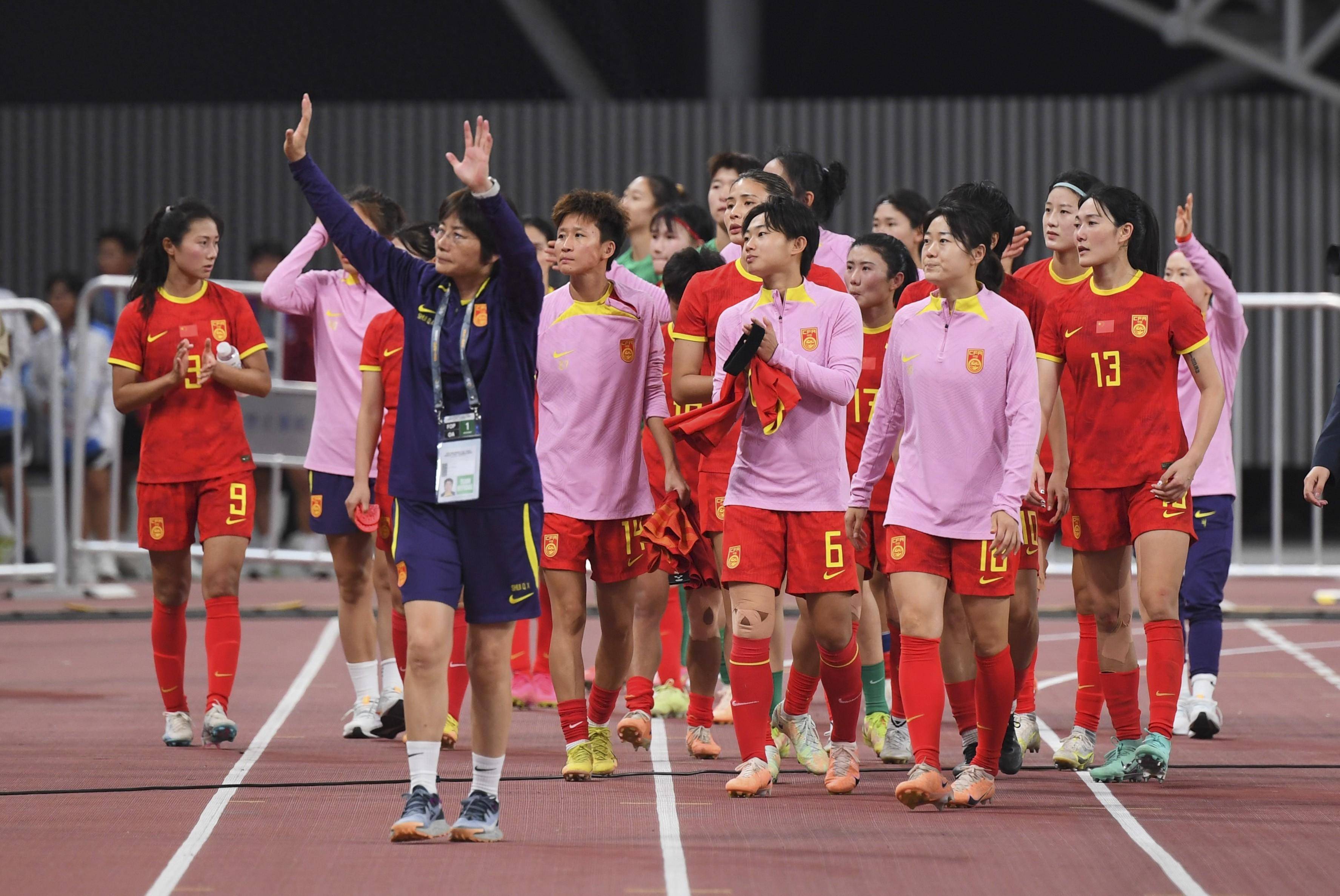 包含足球联赛报道：女足精英职业队开启复赛的词条
